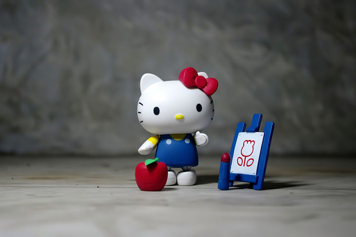 Embora outras personagens, como Kuromi, Cinnamoroll e My Melody, estejam em ascensão nas redes sociais, nenhuma rivaliza o peso econômico de Hello Kitty. Ela segue sendo o grande motor da Sanrio e o símbolo central de sua lucratividade.
