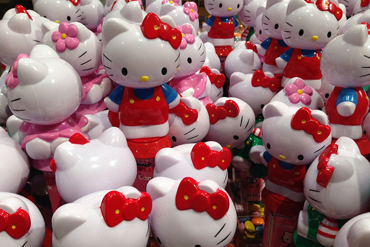 A Sanrio encerrou o ano fiscal em março de 2025 com forte crescimento no mercado global. O valor de mercado da empresa alcançou cerca de ¥1,6 trilhão (aprox. US$ 10,3 bilhões), impulsionado por licenciamentos e colaborações.
