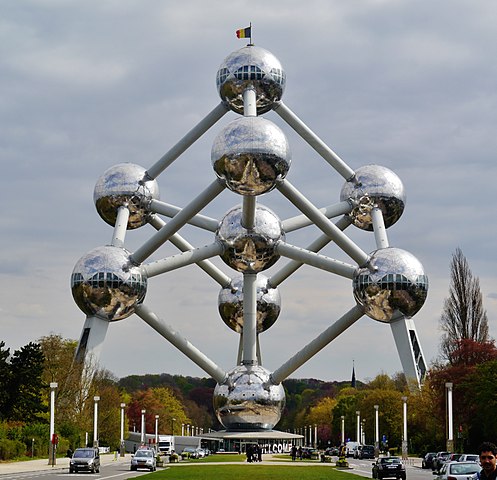 Atomium - Bélgica - Construído em 1958 para a Expo58, tornou-se permanente e é uma das principais atrações em Bruxelas. Com 102m de altura, representa um cristal de ferro, ampliado 165 milhões de vezes, com tubos que  formam 8 vértices. Suas folhas de alumínio foram renovadas em 2004. 