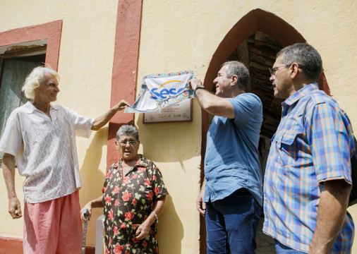 Inaugura&ccedil;&atilde;o do Museu com T&eacute;rcio Araripe (criador do Grupo Uirapur&uacute;) e Luiz Gast&atilde;o (presidente do Facom&eacute;rcio) segurando a bandeira do Sesc; com eles, dois convidados
