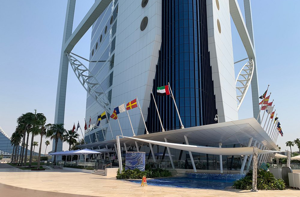 A fachada dupla permite conforto térmico inteligente, com ventilação entre camadas e redução do ganho de calor, complementada por um sistema de ar-condicionado eficiente. 
