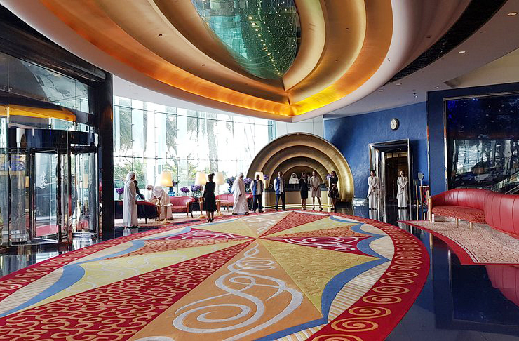 O Burj Al Arab inaugurou a lógica do luxo como motor de desenvolvimento urbano, atraindo investimentos e turismo de alto padrão.
