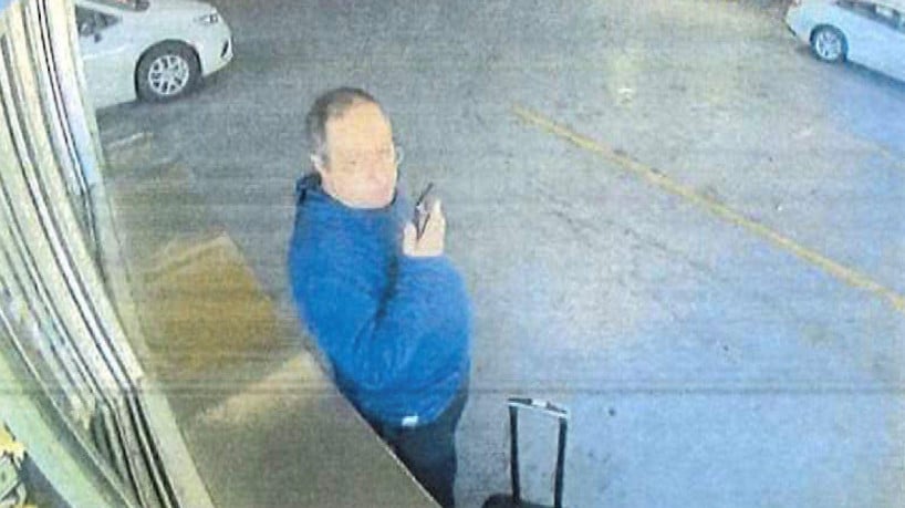 A polícia divulgou um frame de imagens de câmeras de segurança que mostram o suspeito em uma locadora de veículos 