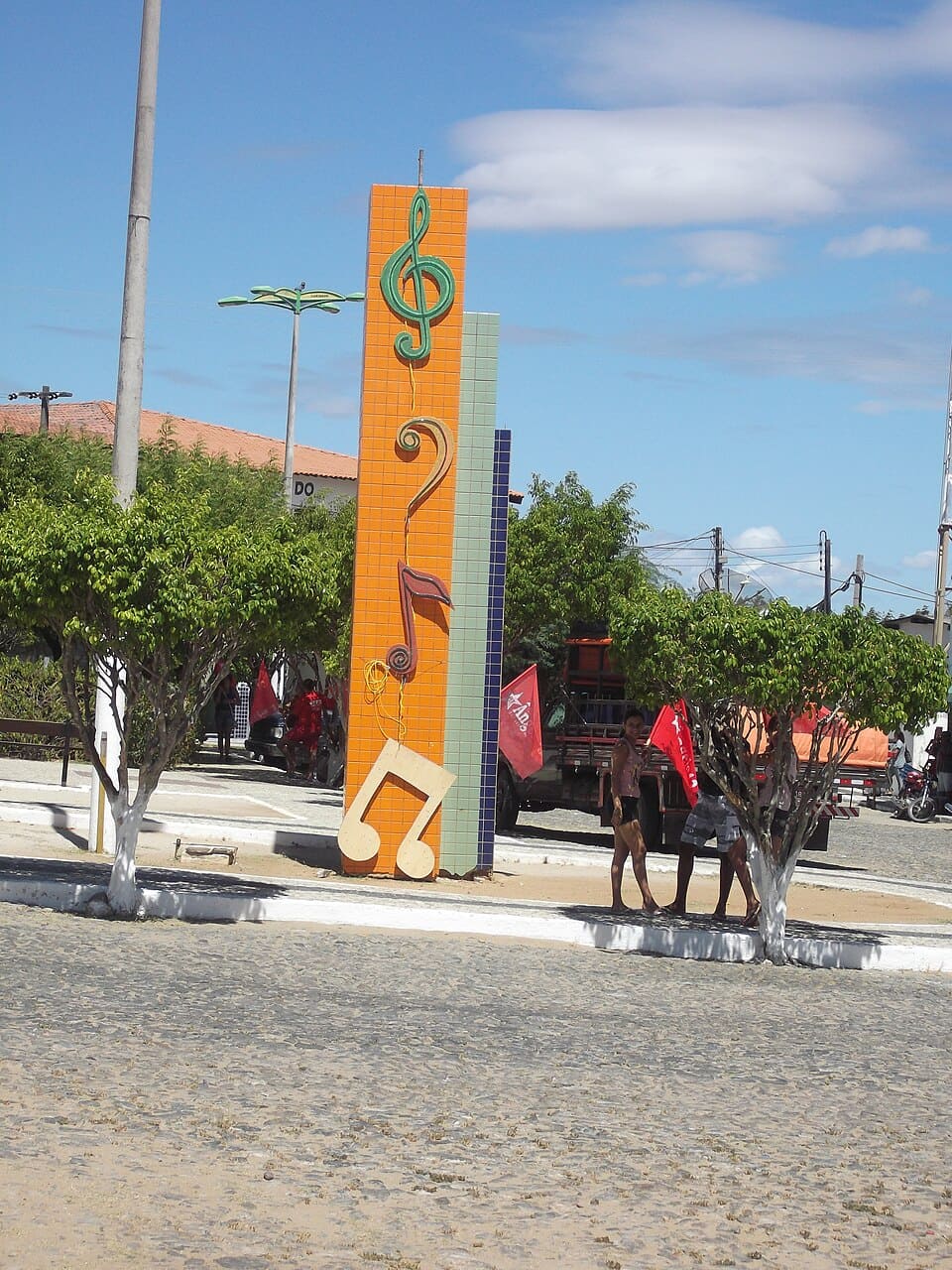 O municipio de Caridade fica a cerca de 95 km de Fortaleza, com economia baseada na agropecuária e forte tradição religiosa.