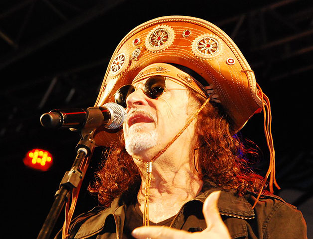 A música pernambucana também ganhou destaque nacional e internacional com artistas como Chico Science, Lenine e Alceu Valença.