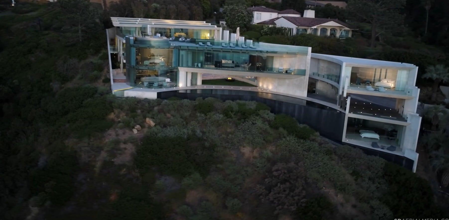 Alicia Keys e seu marido, o produtor musical Swizz Beatz, possuem uma mansão localizada em La Jolla, região litorânea de San Diego, com vista total para o Oceano Pacífico e avaliada em mais de 160 milhões de reais. Segundo o Daily Mail, o casal comprou o imóvel em 2018 após negociar um desconto de 10 milhões de dólares.
