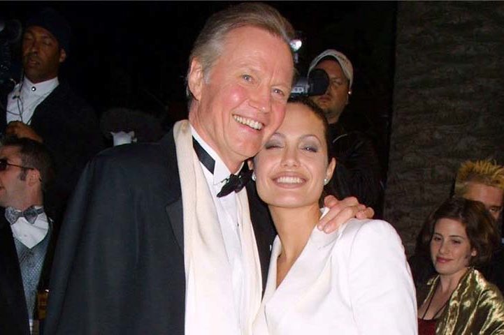 A relação com o pai tornou-se muito difícil por causa do temperamento infiel de Jon Voight. Ele traiu a mulher, Marcheline Bertrand, repetidas vezes. E Angelina tomou as dores da mãe, principalmente após a morte dela. Pai e filha ficaram anos sem se falar. Depois, acertaram as pontas. 
