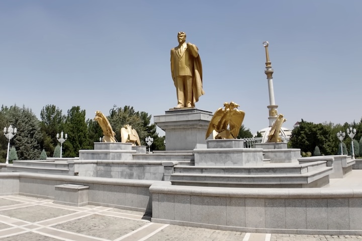A paisagem urbana de Ashgabat chama atenção pela grandiosidade. Os prédios são revestidos de mármore branco e a cidade é repleta de estátuas e monumentos.