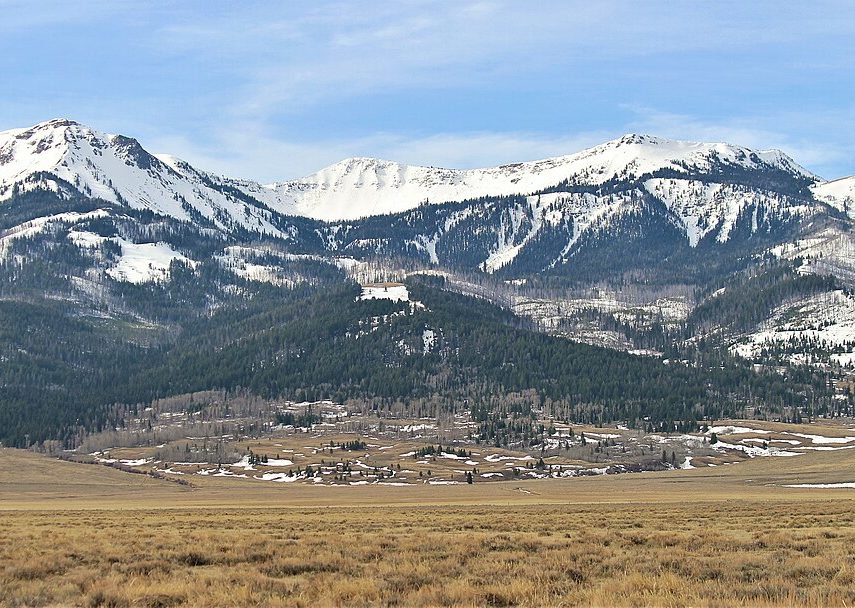 Para o jornal The Guardian, em 2020, Sands afirmou que era mais feliz quando estava “perto do cume de uma montanha em uma gloriosa manhã fria”. Ele adorava escalar.