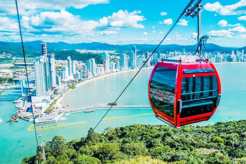 Famosa por unir mar e cidade como poucas no Brasil, Balneário Camboríú tem segredos a serem desvendados por quem passa por lá. O teleférico que liga a Praia Central à Praia de Laranjeiras, por exemplo, é um dos ícones da cidade. No alto do Morro da Aguada, trilhas e mirantes garantem a adrenalina.