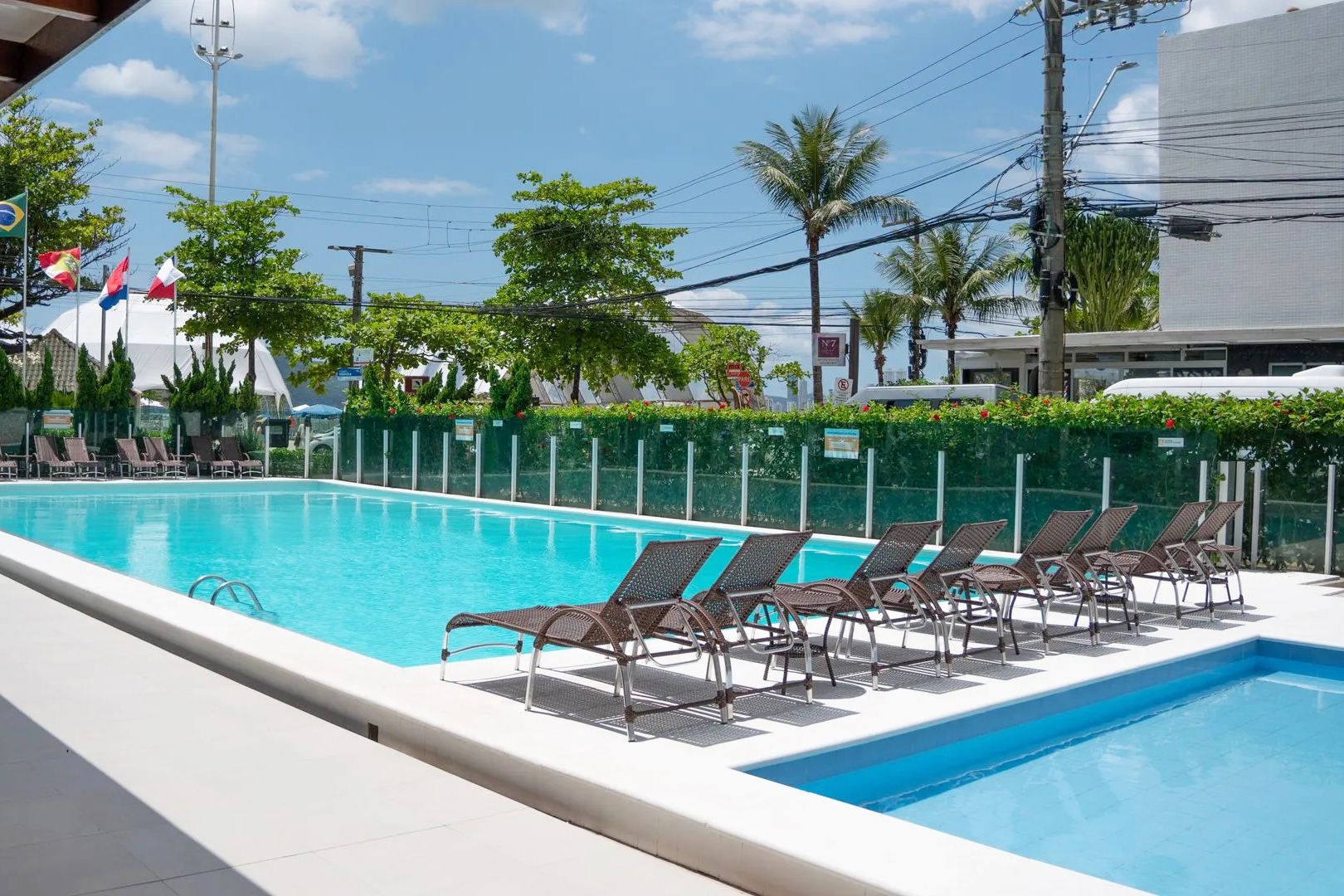 Balneário Camboriú, contudo, ainda depende fortemente dos períodos de alta temporada. Desse modo, feriados prolongados e clima instável afetam a ocupação hoteleira e o comércio local.