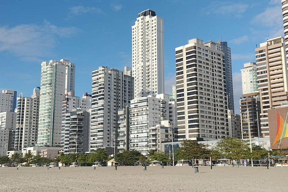A Avenida Atlântica margeia a orla de Balneário Camboriú e abriga alguns dos arranha-céus mais altos e sofisticados do país. Segundo o índice FipeZap, o município lidera o ranking do metro quadrado mais caro do Brasil. 