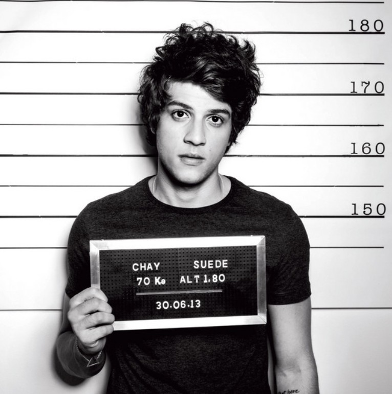 Ele lançou seu primeiro álbum solo, intitulado “Chay Suede”, em 2013.
