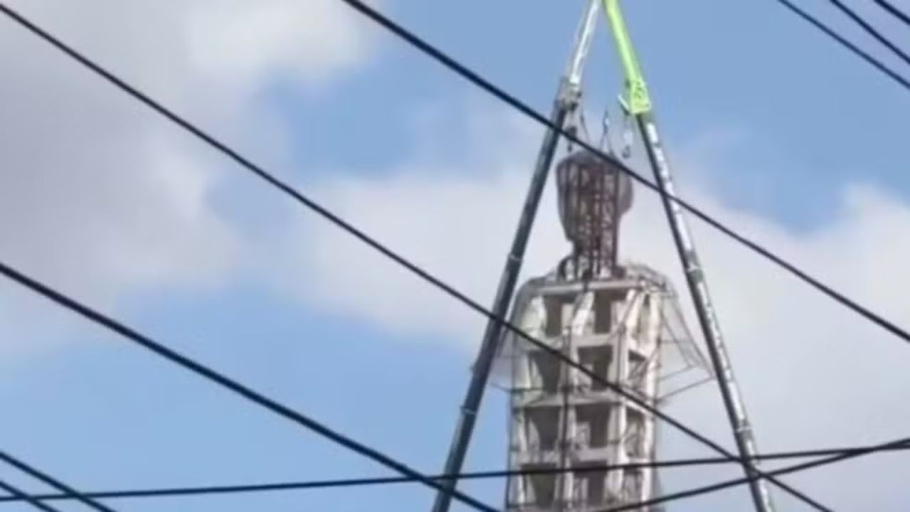 A estátua monumental de Santo Antônio em Caridade (CE) ganhou finalmente sua cabeça após 39 anos desde que o corpo, erguido no Morro do Serrote em 1986, ficou separado da parte superior, que permaneceu a cerca de três quilômetros de distância em uma rua local. 