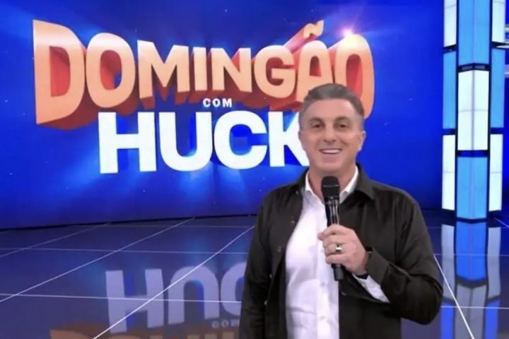 Após o fim do Domingão do Faustão, o horário foi ocupado temporariamente pelo Super Dança dos Famosos e, posteriormente, pelo Domingão com Huck, que estreou em setembro do mesmo ano.