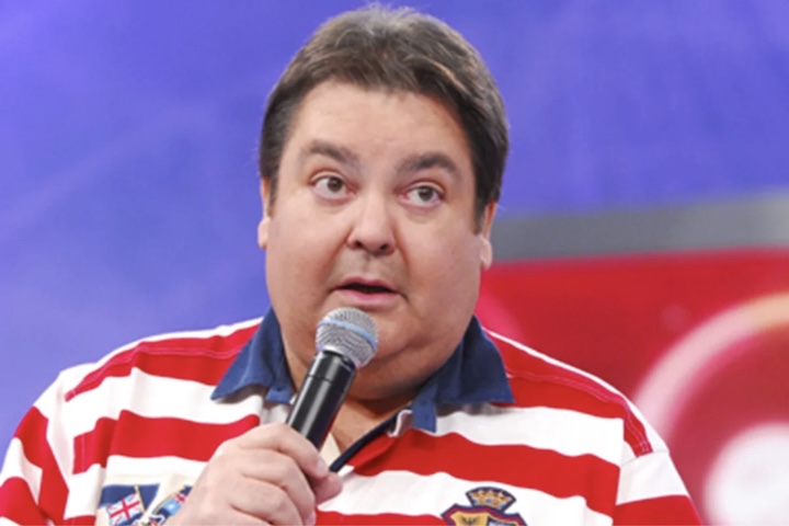 Segundo o processo, o produtor relatou ter sido alvo recorrente de brincadeiras vexatórias e comentários depreciativos, alguns exibidos publicamente. 