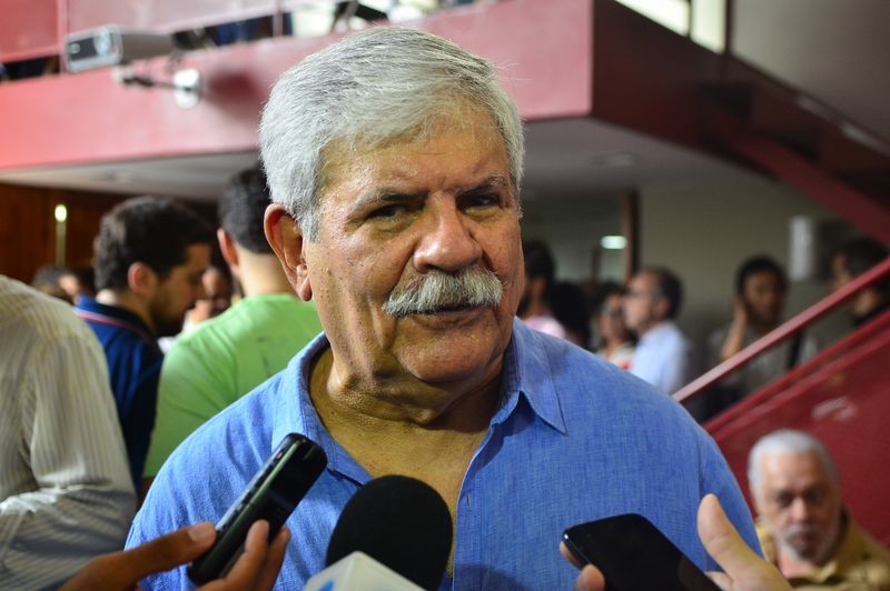 Em entrevista ao jornal Folha de S.Paulo, ele declarou que a música do país atravessa “um momento de mau gosto e vazio artístico”, em que a busca pela fama se sobrepõe à criação. 
