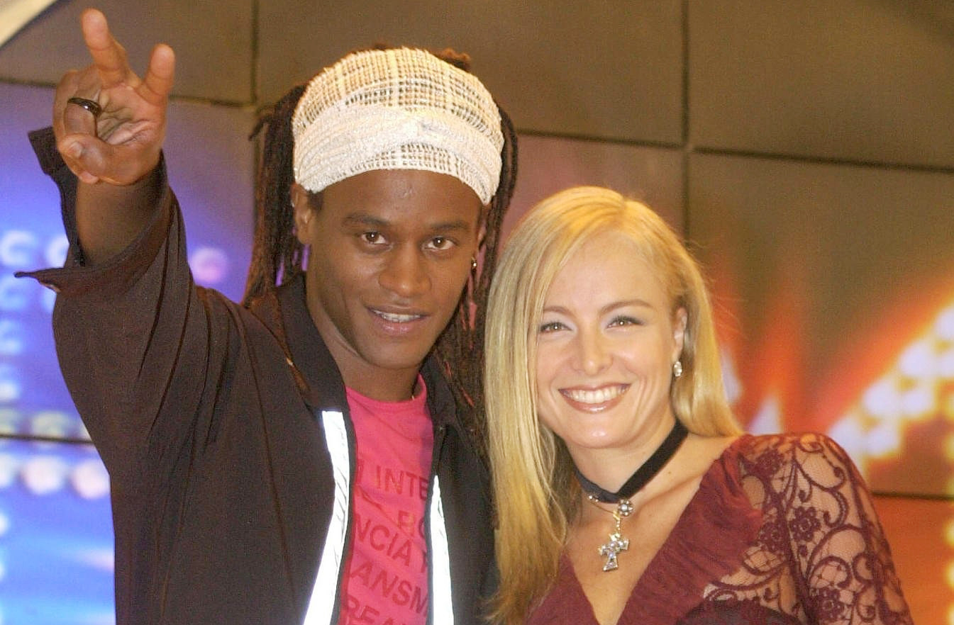 Também em 2002, apresentou o programa Fama, ao lado de Angélica, na Rede Globo. Com carisma e naturalidade, Toni trouxe leveza e musicalidade à atração, revelando seu talento como comunicador e aproximando-se ainda mais do público brasileiro.