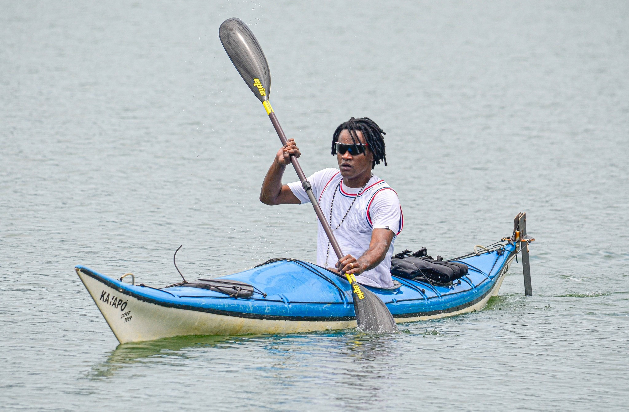 Toni é formado em Fisioterapia e Educação Física, mostrando sua dedicação à saúde e ao bem-estar. Essa base acadêmica reflete seu interesse pelo cuidado com o corpo e a mente, valores que também transparecem em sua postura artística e nas mensagens que transmite ao público.