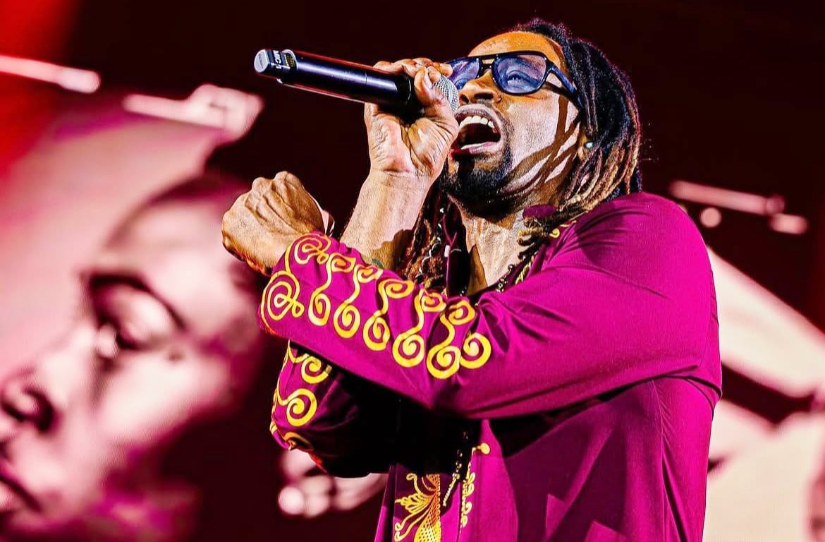 Em 2008, deixou o Cidade Negra para seguir carreira solo, retornando à banda em 2011. Durante esse período, explorou novas sonoridades e projetos autorais, reafirmando sua versatilidade artística e seu compromisso com mensagens de consciência e espiritualidade.