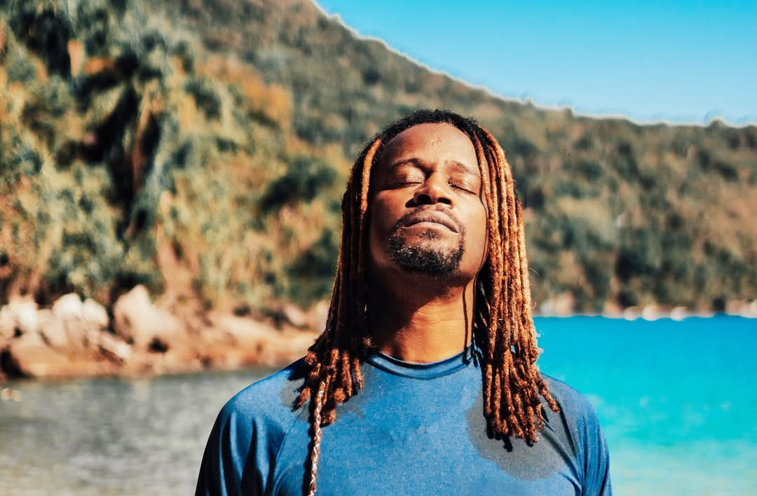 Em entrevista, Toni afirmou: “Minha vida é um milagre”, referindo-se à sua trajetória desde a favela até os palcos internacionais.
Essa frase resume sua visão de mundo, marcada pela gratidão, superação e fé, que ele transmite em suas músicas e em sua postura pública.