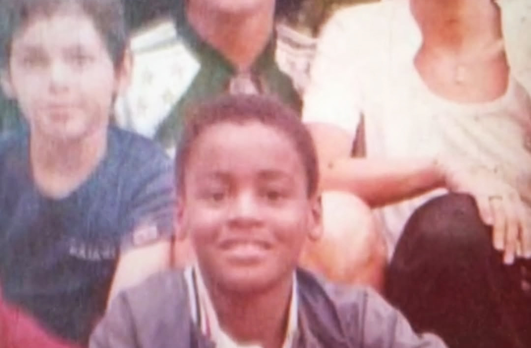 Toni Garrido nasceu em 7 de setembro de 1967, em Nova Iguaçu, Rio de Janeiro. Cresceu na Vila Kennedy, comunidade da Zona Oeste do Rio, e foi criado por sua mãe adotiva, Ofélia Garrido, que lhe deu acesso à educação e cultura.