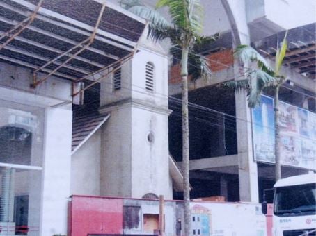 O contraste entre fé e concreto chama atenção no metro quadrado mais caro do Brasil. Em meio aos arranha-céus da cidade de Balneário Camboriú (SC), uma pequena igreja resiste ao tempo: a Capela da Paz, inaugurada em 1961 e tombada como Patrimônio Histórico, Cultural e Arquitetônico.
