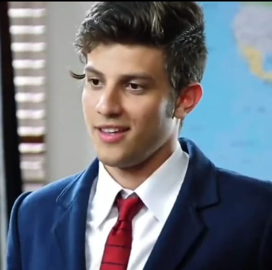 Um ano depois, ele assumiu o papel de protagonista na versão brasileira da novela “Rebelde”, interpretando Tomás Campos Sales Penedo. Durante sua participação na novela, também integrou o grupo musical formado pelos atores da produção, a banda Rebeldes, que existiu entre 2011 e 2013.
