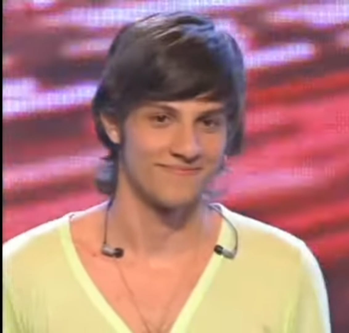 Chay Suede iniciou sua carreira em 2010, ao participar da quinta temporada do reality show “Ídolos”, da Record TV, no qual terminou em quarto lugar.
