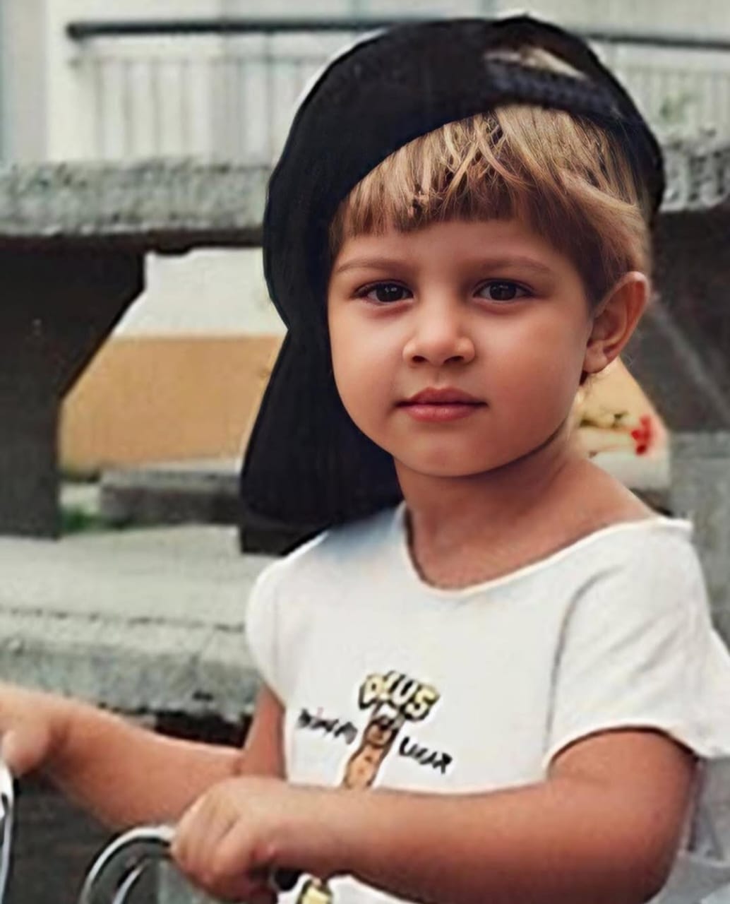 Roobertchay Domingues da Rocha Filho, seu nome de batismo, nasceu em 30 de junho de 1992, em Vila Velha, Espírito Santo, filho de Roobertchay da Rocha e Hérica Godoy.
