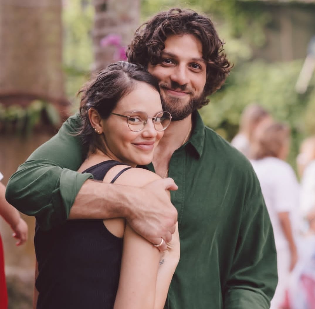 Em 2014, Chay começou a namorar a atriz e modelo Laura Neiva. Em 2016, o casal terminou, mas reatou após um mês separados. Um ano depois, o ator a pediu em casamento em um programa da Globo comandado por Fernanda Lima. Em 2018, voltaram a se separar e meses depois reataram.
