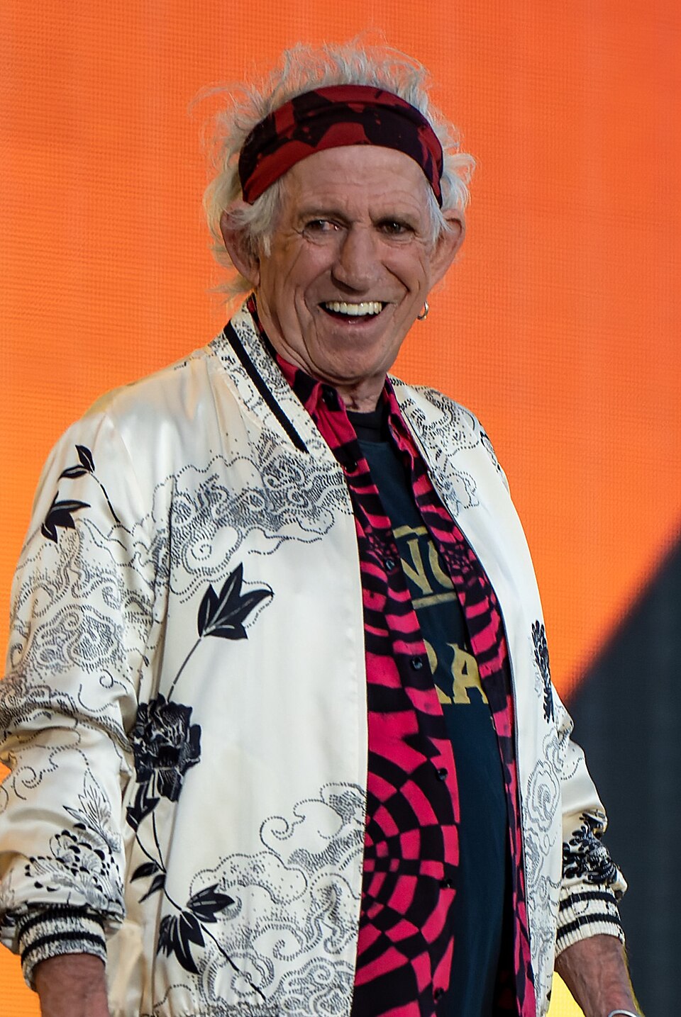 Diversos famosos convivem com essa doença e, por esse motivo, precisam reduzir o ritmo de trabalho. Um exemplo é Keith Richards, guitarrista dos Rolling Stones, que chegou a cancelar uma turnê em razão da condição. A seguir, veja outros famosos que também enfrentam o mesmo problema.
