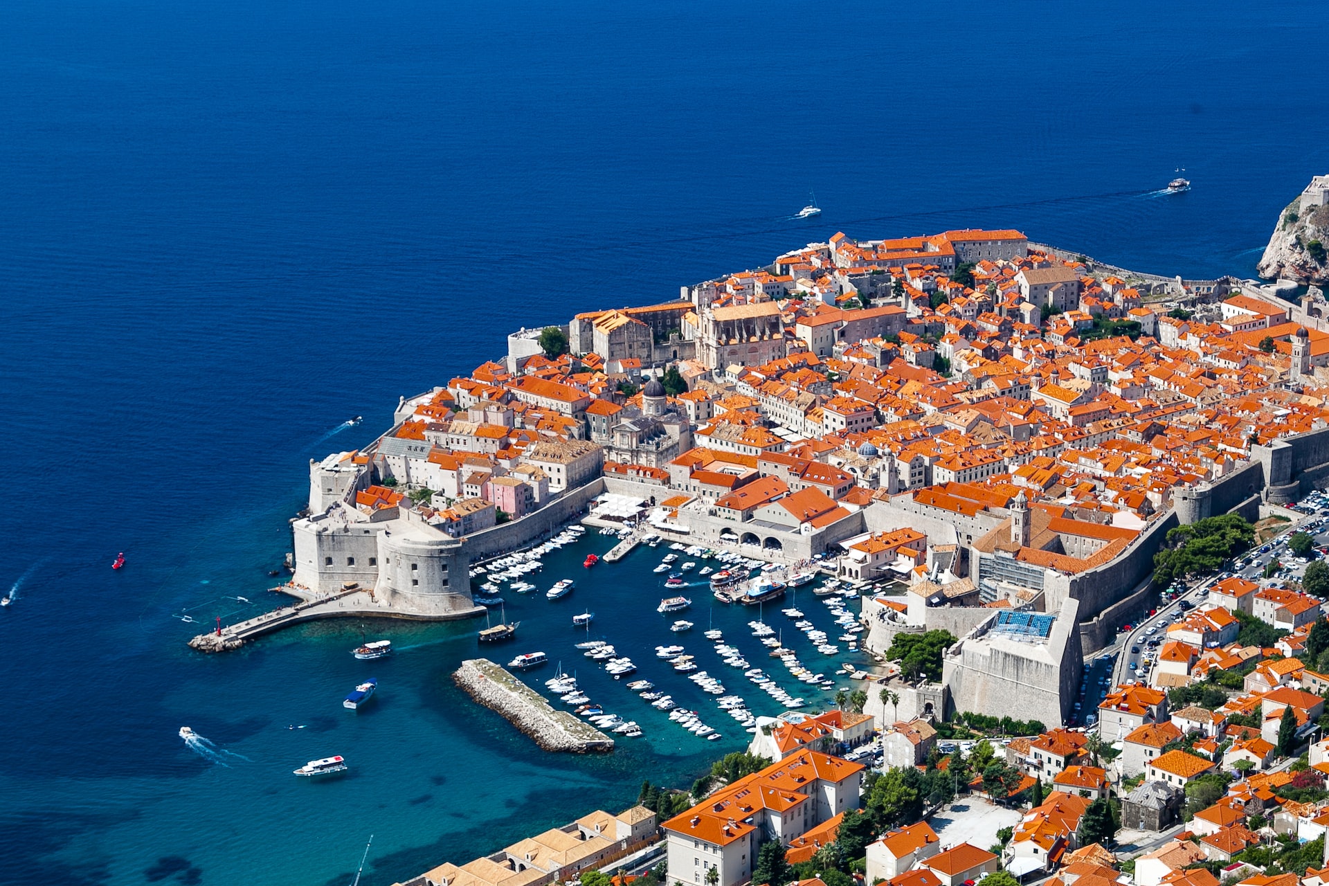 Dubrovnik, Croácia: Conhecida como a Pérola do Adriático, Dubrovnik é uma parada popular para cruzeiros que exploram o Mediterrâneo Oriental.