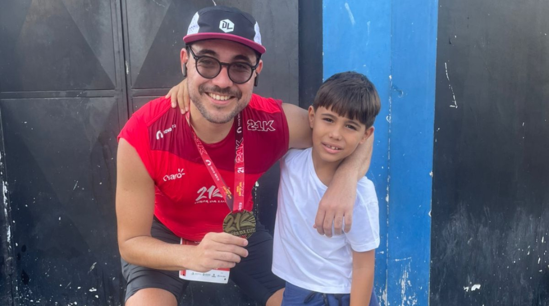 Lucas Mota, colunista do Esportes O POVO e meia-maratonista, e o filho, Bento (Foto: Acervo pessoal)