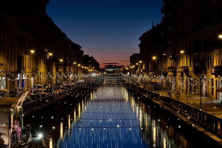 A localidade de Milão é conhecida por seus inúmeros bares, restaurantes e intensa vida noturna.