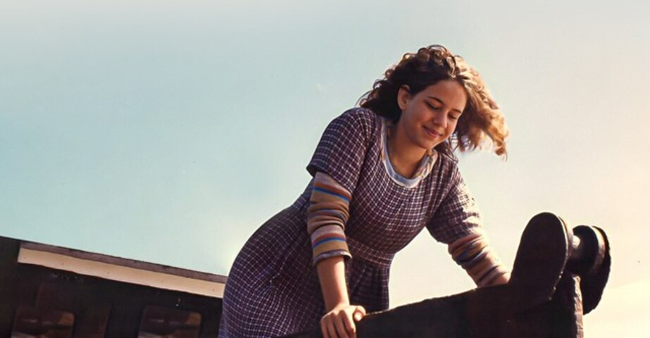 No cinema, ela também tem uma trajetória sólida. Com apenas 13 anos, a atriz despontou em “A Ostra e o Vento”, de Walter Lima Jr.. No longa, ela atuou ao lado de dois nomes consagrados, Lima Duarte e Fernando Torres, e conquistou importantes prêmios como atriz relevação.

