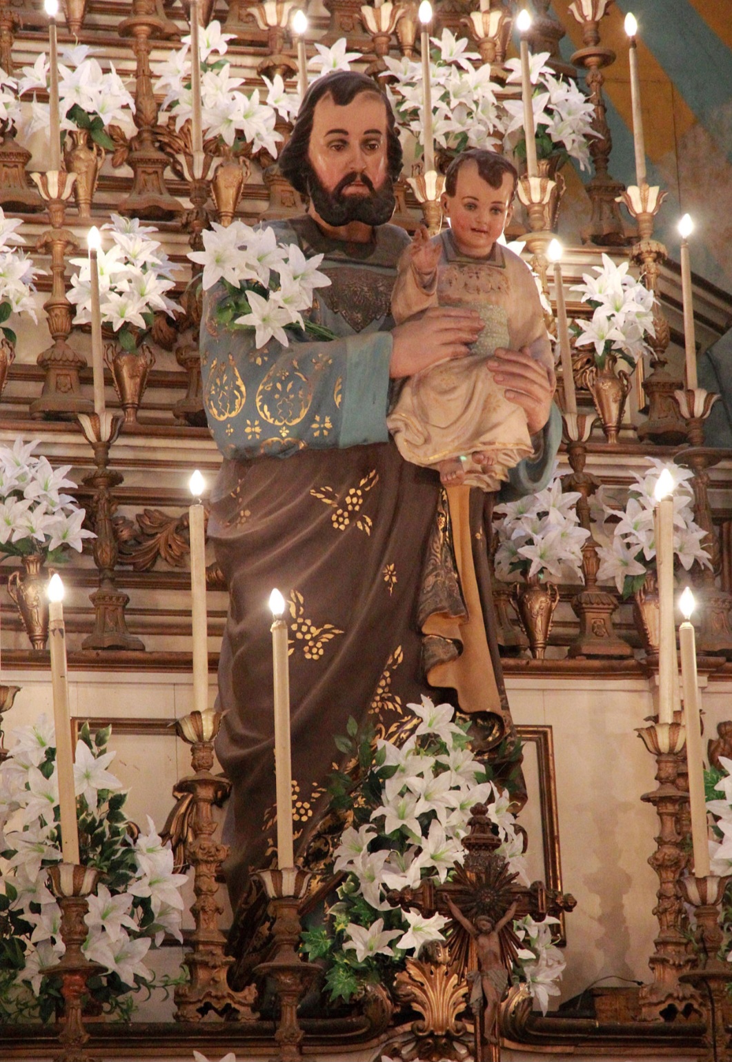 São José
Celebrado em 19 de março, foi o pai adotivo de Jesus e é padroeiro dos trabalhadores. É um dos santos mais tradicionais e respeitados pela igreja católica no Brasil.
