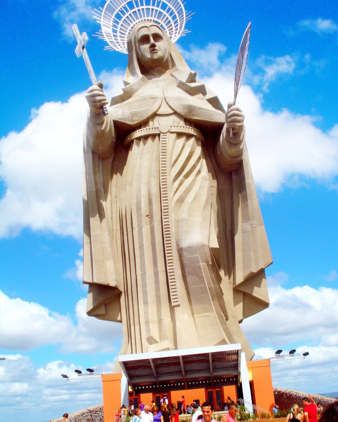 Santa Rita de Cássia
Celebrada em 22 de maio, é conhecida como a santa das causas impossíveis. Sua vida de sofrimento e perdão a tornou símbolo de fé e perseverança.
