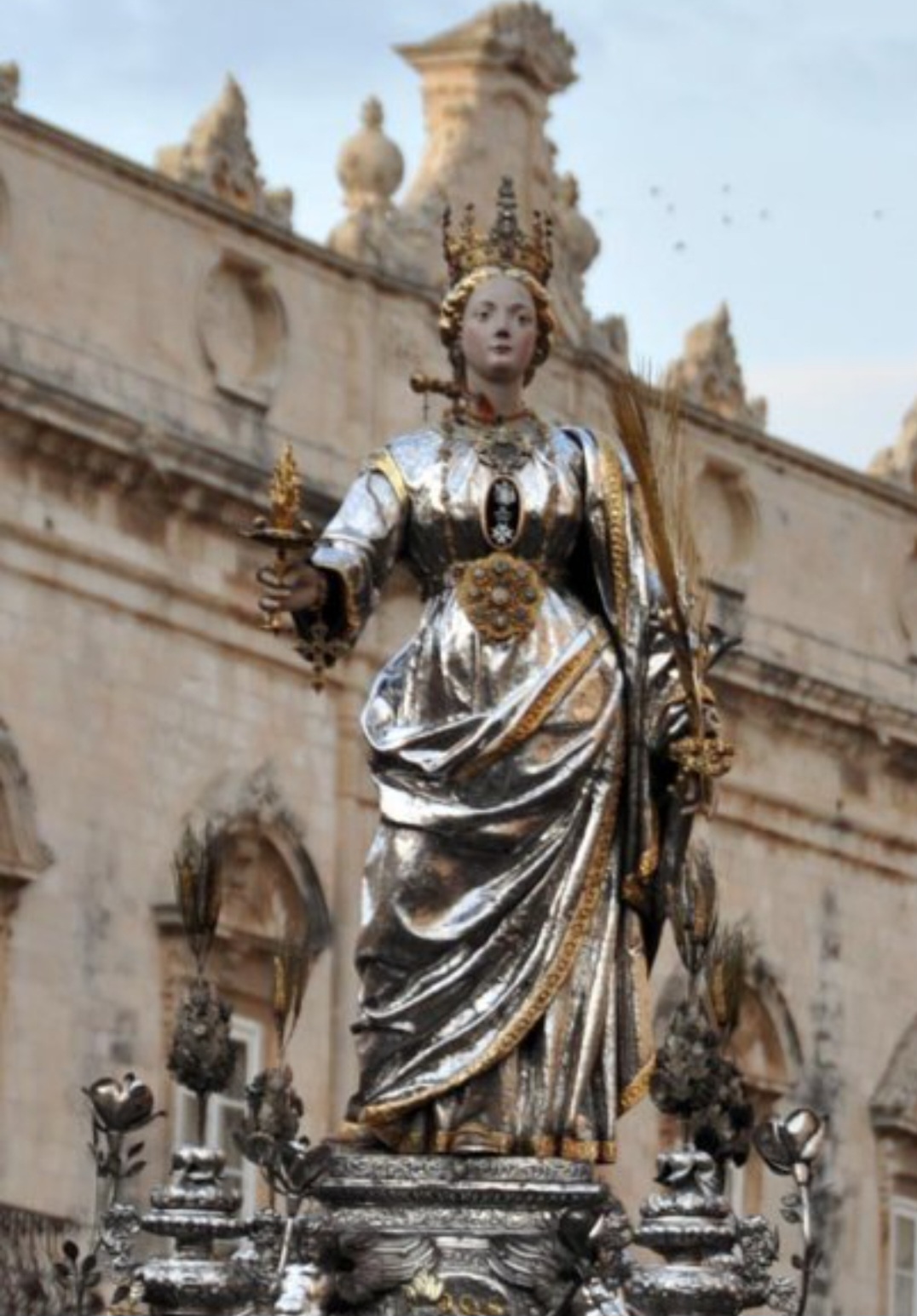 Santa Luzia
Comemorada em 13 de dezembro, é padroeira da visão e invocada para curas nos olhos. Sua imagem com os olhos numa bandeja é amplamente reconhecida pelos devotos.