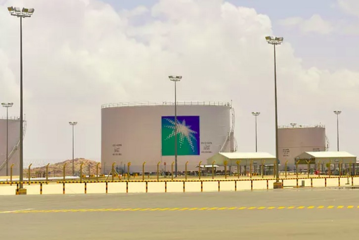 A economia da Arábia Saudita é fortemente dependente do petróleo, inclusive sendo o maior país exportador do mundo. A Saudi Aramco, companhia estatal, é uma das empresas mais valiosas do mundo no ramo.