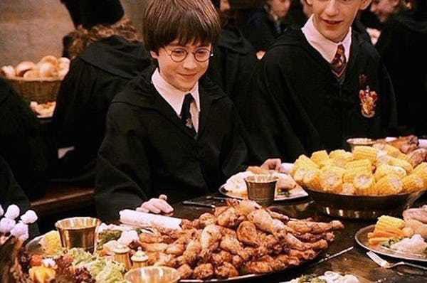 O universo de Harry Potter é rico em detalhes, e a gastronomia do mundo bruxo é um dos aspectos que mais encantam os fãs