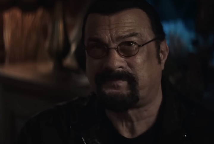 A última participação de Steven Seagal em um filme foi no longa Acima da Lei, lançado em 2019. Relembre sua trajetória!