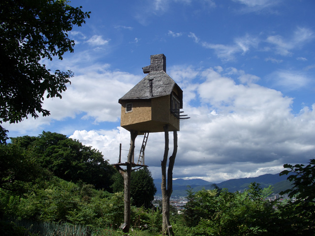 Takasugi-an - Japão - Esta curiosa casa foi construída pelo arquiteto japonês Terunobu Fujimori. É uma Casa de Chá, popular no país, erguida em árvores. Fica sobre dois castanheiros na cidade de Chino. 