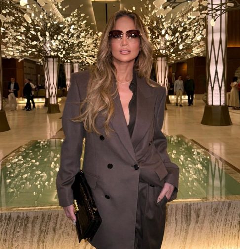 Além de cantora e atriz, Lopez também é uma empresária de sucesso, com linhas de roupas, produtos de beleza e perfumes (como o famoso Glow).