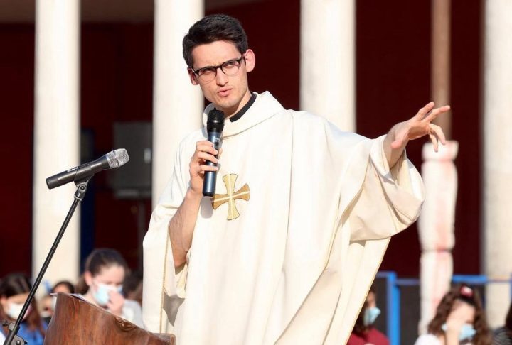 O religioso reside em Milão e soma mais de 270 mil seguidores no Instagram.