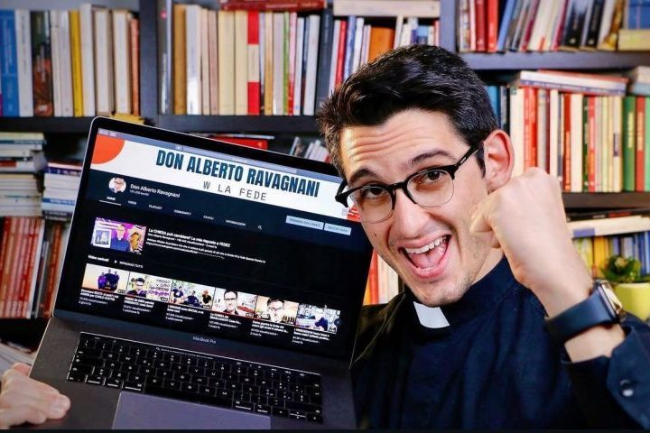 O padre é conhecido em seu canal no YouTube como Un Prete in Palestra (Um Padre na Academia, em português).