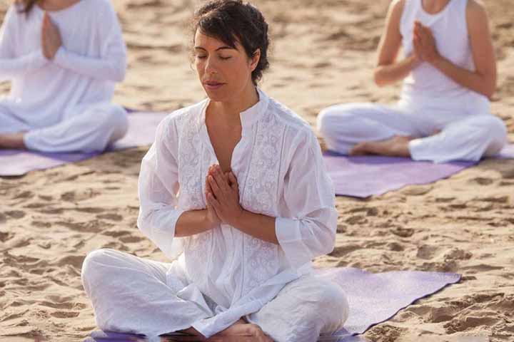 Assim, o processo de despertar o kundalini, que pode ser feito por meio de medição e yoga, por exemplo, está associado aos estados de consciência elevados, iluminação espiritual e crescimento pessoal.