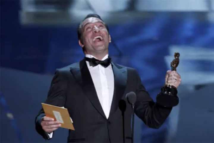 Jean Dujardin surpreendeu Hollywood ao vencer o Oscar por O Artista, de 2012, um filme preto e branco e praticamente mudo. Seu papel como um astro decadente do cinema silencioso conquistou a Academia pela expressividade e charme.