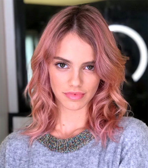 Laura Neiva é uma atriz, modelo e empresária brasileira, que é casada com o também ator Chay Suede. Nascida em São Paulo, ela ficou conhecida por seu papel no filme À Deriva, exibido no Festival de Cannes de 2009.