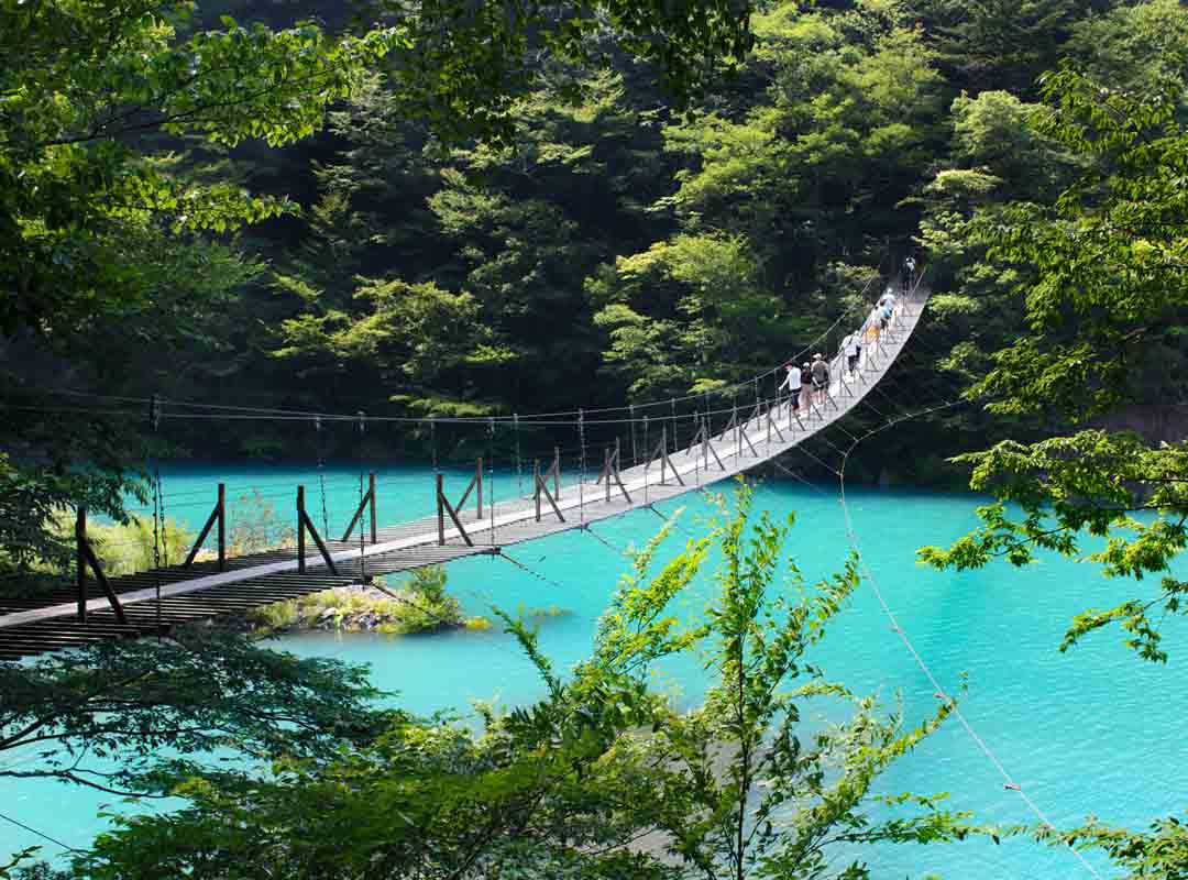 Yume, Japão: Também conhecida como Ponte Suspensa dos Sonhos, a Yume é uma ponte pedonal de tirar o fôlego localizada na cidade de Kawanehon, na província de Shizuoka. Ela tem 90 metros de extensão e fica 8 metros acima de um lago com água azul turquesa.